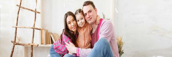 Familia abrazada sonriendo
